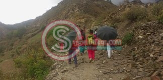 एक दिन पैदल यात्रापछि गाउँपालिकामा फाेटाे खिच्दै विद्यार्थी