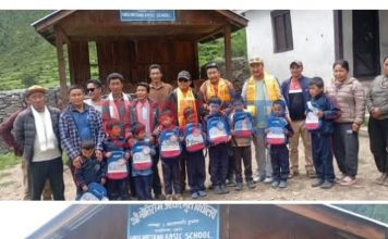 नाम्खाको खगालगाउँस्थित विद्यालयमा झोला तथा फलामे कुर्ची र टेबल हस्तान्तरण
